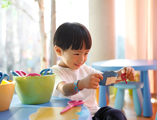 종이를 가지고 놀고 있는 남자 아이