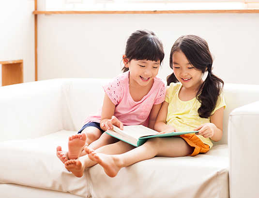 책을 들고 있는 여자 아이들