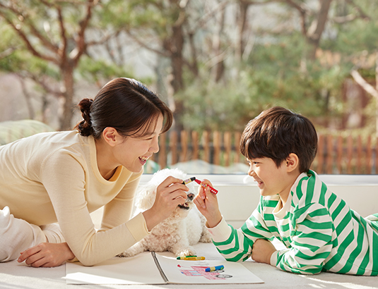 거실에 아이와 엄마가 누워있는 이미지