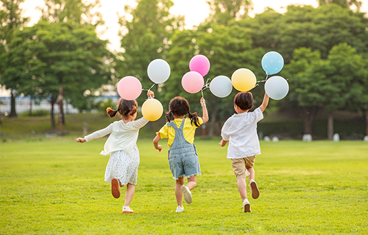 3명의 아이들이 뛰어가는 이미지