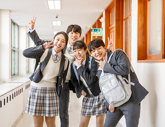 블럭을 가지고 놀고 있는 아이 2명