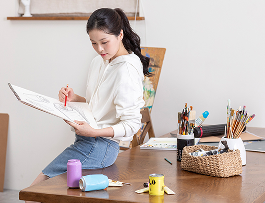 종이를 가지고 놀고 있는 남자 아이