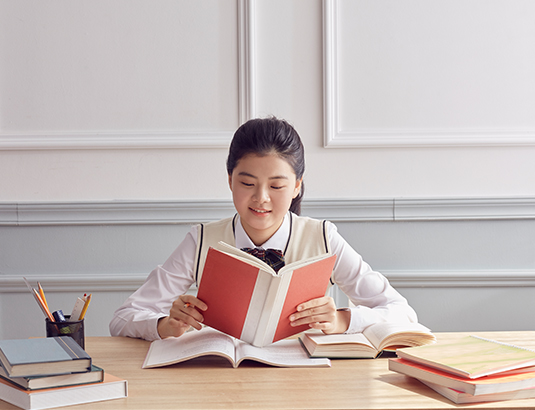 책을 들고 있는 여자 아이들