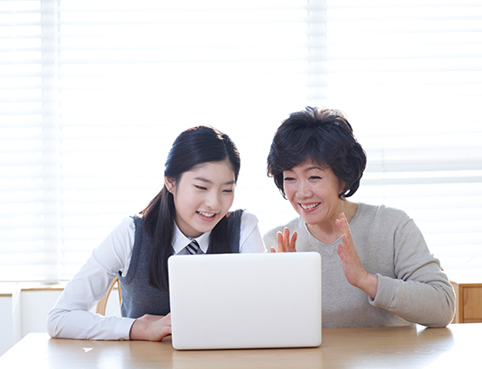 거실에 아이와 엄마가 누워있는 이미지