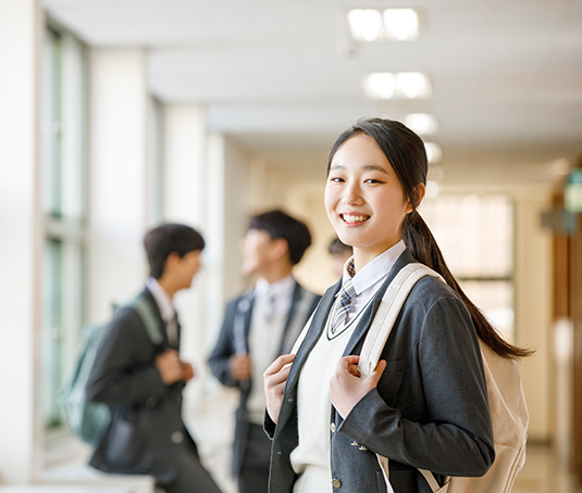 3명의 아이들이 뛰어가는 이미지