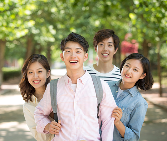 3명의 아이들이 뛰어가는 이미지