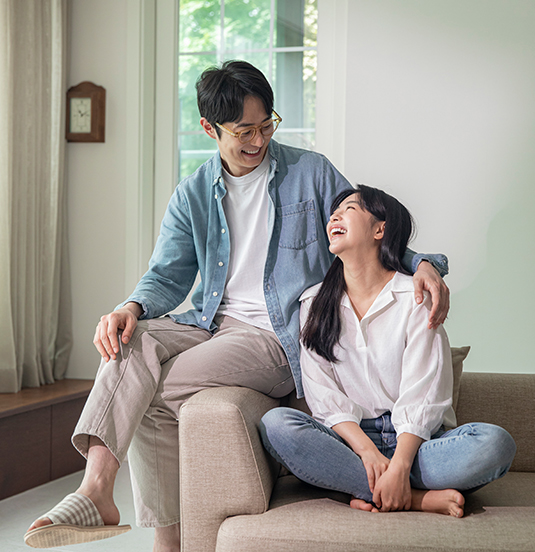 학생을 위로해 주고 있는 여자 선생님